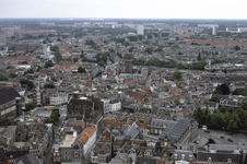 858032 Overzicht van het noordelijke gedeelte van de binnenstad van Utrecht, vanaf de Domtoren, met links op de ...